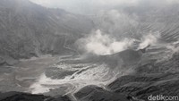 Salat istisqa ini juga dibarengi dengan salat hajat atau istigasah yang dilakukan oleh warga dan pedagang di TWA Tangkuban Perahu sejak Minggu (25/8/2019).