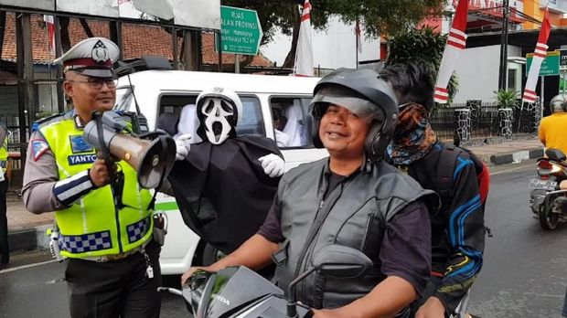 Bebegig Hantui Pengendara-Penumpang Motor Tak Pakai Helm di Banjar