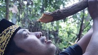 Ini gaya Abdul Gafur saat mencoba air dari bajakah, tanaman yang bisa sembuhkan penyakit kanker yang banyak ditemukan di hutan Kalimantan. Tak lupa ia juga menghimbau masyarakatnya untuk memelihara tanaman tersebut. Foto: Instagram @abdulgafurmasud
