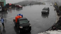 Pengelola TWA Tangkuban Perahu, Putra Kaban, berharap turunnya hujan bisa menurunkan aktivitas vulkanik sekaligus menyapu abu di lokasi wisata yang dikelolanya.