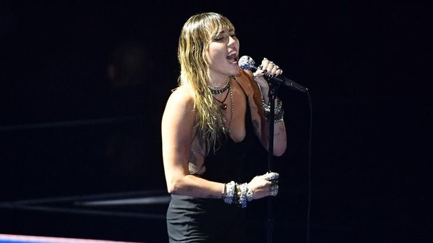 NEWARK, NEW JERSEY - AUGUST 26: Miley Cyrus performs onstage during the 2019 MTV Video Music Awards at Prudential Center on August 26, 2019 in Newark, New Jersey. (Photo by Noam Galai/Getty Images)