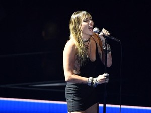 Dear Kalian yang Kesepian Saat Natal, Miley Cyrus Punya Pesan Buatmu