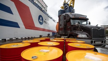 Losomonov dibuat di St Petersburg. Reaktor nuklirnya diklaim tahan walaupun diterjang tsunami. Foto: Reuters