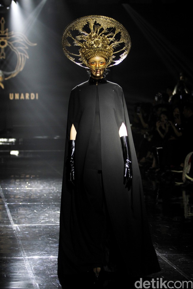 Desiner aksesori Rinaldy Yunardi menampilkan 34 provinsi di Indonesia menjadi aksesori nan megah di peragaan bertajuk Aku Untukmu Indonesia di Hotel Harris. Kelapa Gading. Jakarta. Rabu [21/08/2019]. Foto: Mohammad Abduh/Wolipop