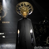 Desiner aksesori Rinaldy Yunardi menampilkan 34 provinsi di Indonesia menjadi aksesori nan megah di peragaan bertajuk Aku Untukmu Indonesia di Hotel Harris. Kelapa Gading. Jakarta. Rabu [21/08/2019]. Foto: Mohammad Abduh/Wolipop