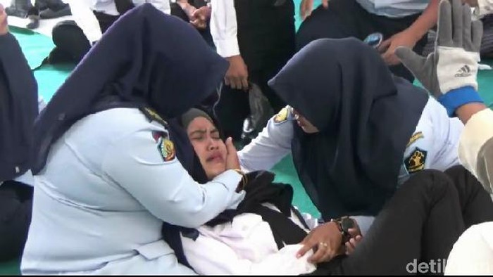 Para warga binaan di Lembaga Pemasyarakatan Kelas 2B Kota Probolinggo menjalani rukiah massal. Dalam rukiah tersebut, seorang petugas lapas kesurupan.