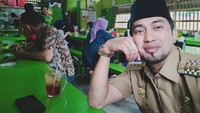 Bersantai dengan nongkrong di salah satu warung makan, ini momen Abdul Gofar dengan segelas es teh di sampingnya. Foto: Instagram @abdulgafurmasud