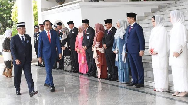Saat Jokowi Selfie Bareng 3 Putri Cantik Raja Malaysia