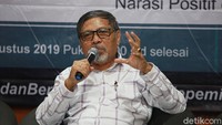 Peneliti LIPI, Indria Samego, memaparkan pandangannya dalam diskusi yang membahas media sosial, rekonsiliasi nasional, dan ancaman radikalisme di Jakarta.