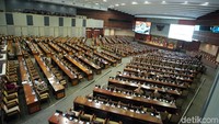 Rapat paripurna juga akan membacakan surat perihal pemindahan ibu kota negara dari Presiden Joko Widodo (Jokowi). Surat perihal pemindahan ibu kota negara ini dilayangkan Jokowi ke DPR kemarin.