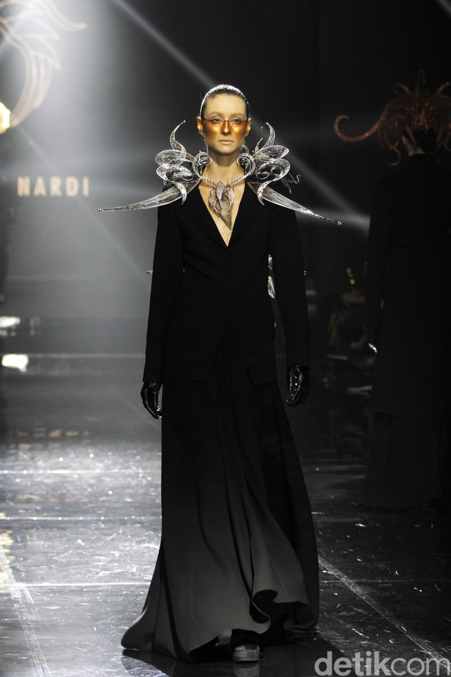 Desiner aksesori Rinaldy Yunardi menampilkan 34 provinsi di Indonesia menjadi aksesori nan megah di peragaan bertajuk Aku Untukmu Indonesia di Hotel Harris. Kelapa Gading. Jakarta. Rabu [21/08/2019]. Foto: Mohammad Abduh/Wolipop