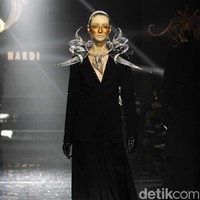 Desiner aksesori Rinaldy Yunardi menampilkan 34 provinsi di Indonesia menjadi aksesori nan megah di peragaan bertajuk Aku Untukmu Indonesia di Hotel Harris. Kelapa Gading. Jakarta. Rabu [21/08/2019]. Foto: Mohammad Abduh/Wolipop