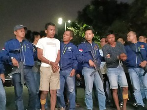 Ditembak di Kaki, Ini Penampakan 2 Eksekutor Ayah-Anak yang Dibakar