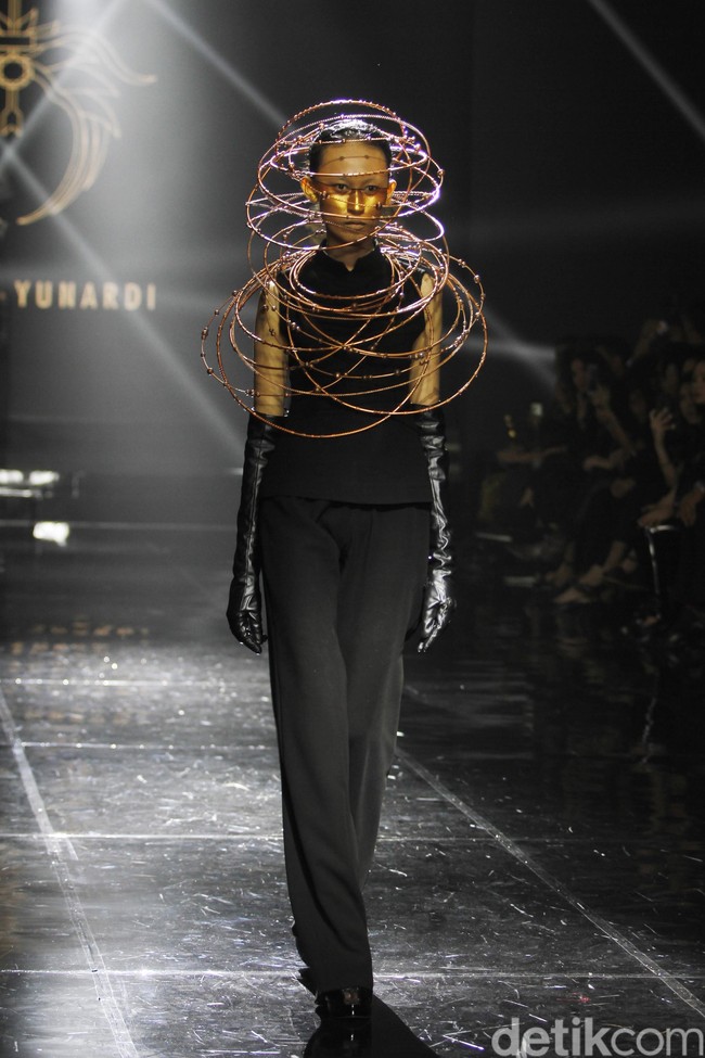 Desiner aksesori Rinaldy Yunardi menampilkan 34 provinsi di Indonesia menjadi aksesori nan megah di peragaan bertajuk Aku Untukmu Indonesia di Hotel Harris. Kelapa Gading. Jakarta. Rabu [21/08/2019]. Foto: Mohammad Abduh/Wolipop