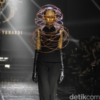 Desiner aksesori Rinaldy Yunardi menampilkan 34 provinsi di Indonesia menjadi aksesori nan megah di peragaan bertajuk Aku Untukmu Indonesia di Hotel Harris. Kelapa Gading. Jakarta. Rabu [21/08/2019]. Foto: Mohammad Abduh/Wolipop