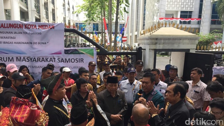 Warga dari 6 Kabupaten di Sumut Demo Minta Jalan Tol dan Flyover Warga dari 6 Kabupaten di Sumut Demo Minta Jalan Tol dan Flyover