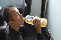 Pria Ini Minum Air Seninya Sendiri Selama 5 Tahun