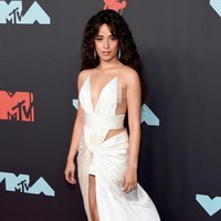 Gaun mini satin nan seksi keluaran Balmain menjadi pilihan Camila Cabello. Ekor panjang yang menjuntai hingga menyapu lantai kian membuat penampilan pelantun Senorita ini dramatis. (Foto: Getty Images)