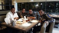 Berada di restoran, ini pose Abdul Gofar saat makan bersama dengan temannya. Nampaknya mereka tengah bersiap melakukan santap malam bersama Foto: Instagram @abdulgafurmasud
