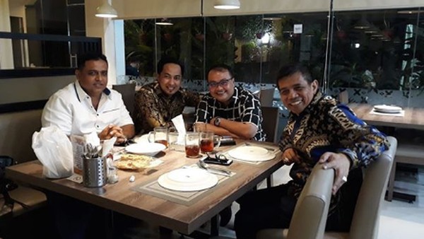 Momen Makan Abdul Gafur, Bupati Penajam Paser Utara Bersama Teman-teman