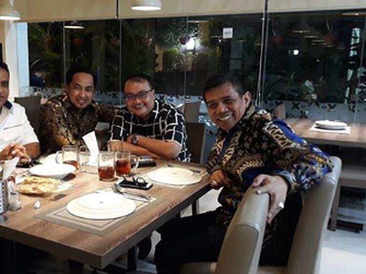 Momen Makan Abdul Gafur, Bupati Penajam Paser Utara Bersama Teman-teman