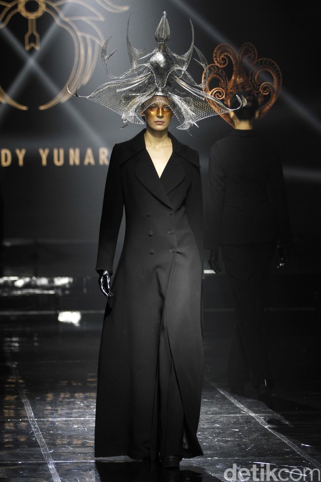 Desiner aksesori Rinaldy Yunardi menampilkan 34 provinsi di Indonesia menjadi aksesori nan megah di peragaan bertajuk Aku Untukmu Indonesia di Hotel Harris. Kelapa Gading. Jakarta. Rabu [21/08/2019]. Foto: Mohammad Abduh/Wolipop