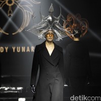 Desiner aksesori Rinaldy Yunardi menampilkan 34 provinsi di Indonesia menjadi aksesori nan megah di peragaan bertajuk Aku Untukmu Indonesia di Hotel Harris. Kelapa Gading. Jakarta. Rabu [21/08/2019]. Foto: Mohammad Abduh/Wolipop