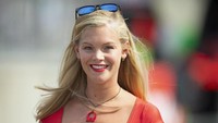 Senyum menawan grid girl di tengah balapan seru MotoGP Inggris (Mirco Lazzari gp/Getty Images)