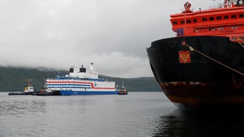 Kritik berdatangan antara lain dari Greenpeace, karena dua rektor nuklir di kapal itu dianggap berisiko tinggi, apalagi ia berlayar di wilayah Arktik dikenal terpencil dan masih alami. Foto: Reuters