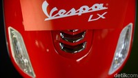 Pembaruan lain ada di kaca spion dan logo LX.