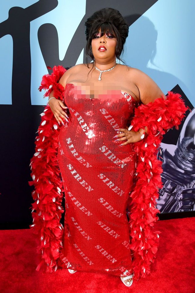 Tak ada yang cantik selain menunjukkan rasa percaya diri. Meski tubuhnya tak selangsing supermodel, Lizzo tetap menebar aura seksinya dengan gaun strapless merah karya Jeremy Scott dari Moschino. Tulisan Siren yang menghiasi sekujur gaun turut meninggalkan kesan jenaka pada penampilannya. Tidak ketinggalan, selendang penuh bulu yang ikut memaksimalkan gayanya. (Foto: Getty Images)