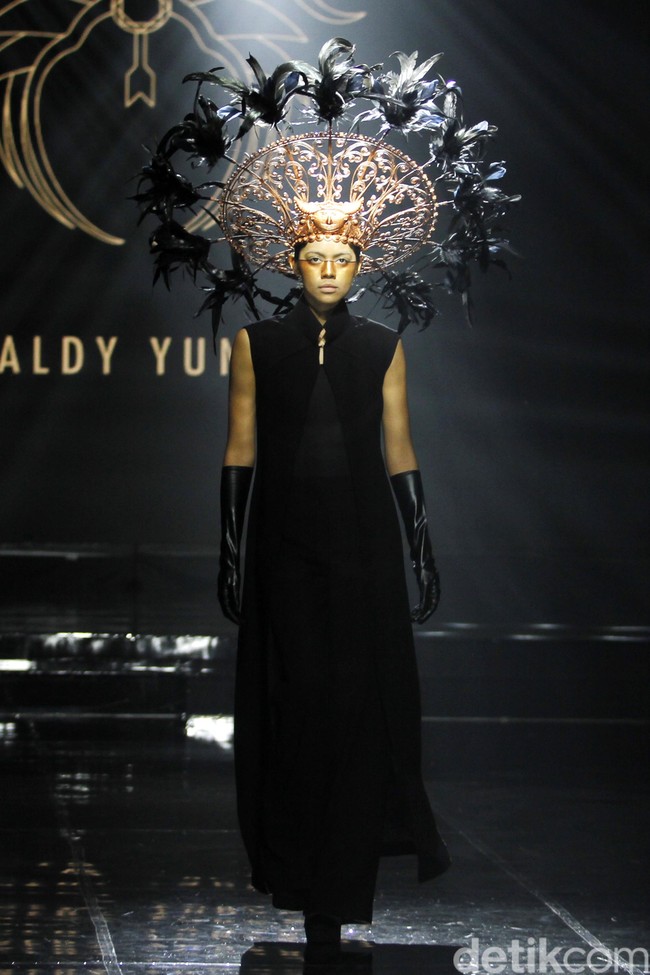 Desiner aksesori Rinaldy Yunardi menampilkan 34 provinsi di Indonesia menjadi aksesori nan megah di peragaan bertajuk Aku Untukmu Indonesia di Hotel Harris. Kelapa Gading. Jakarta. Rabu [21/08/2019]. Foto: Mohammad Abduh/Wolipop