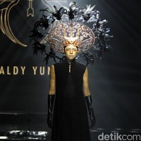 Desiner aksesori Rinaldy Yunardi menampilkan 34 provinsi di Indonesia menjadi aksesori nan megah di peragaan bertajuk Aku Untukmu Indonesia di Hotel Harris. Kelapa Gading. Jakarta. Rabu [21/08/2019]. Foto: Mohammad Abduh/Wolipop