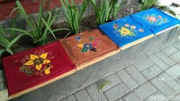 Kain batik yang sudah dimotif dan diberi warna akan direbus dan dikeringkan. Hasilnya bisa kamu bawa pulang.(Tasya/detikcom)