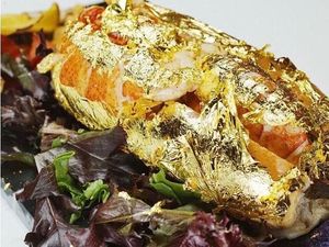 Bukan Berlapis Saus, Lobster Mewah Ini Disajikan dengan Emas