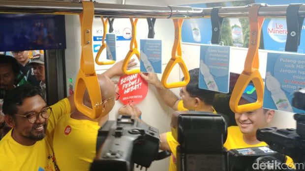 Kampanye Antikorupsi, KPK Pasang Stiker 'Berani Jujur Hebat' di Gerbong MRT