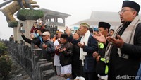 Sebelumnya jemaah memanjatkan doa di kaki Gunung Tangkuban Perahu. Kemudian, setelah salat Zuhur, jemaah melanjutkan doa di Masjid Jabal Nur, yang berada di bibir kawah.