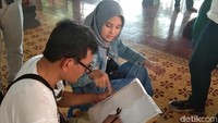 Jika bingung, tak perlu ragu bertanya. Kamu akan dibimbing dalam membuat batik ini. (Tasya/detikcom)