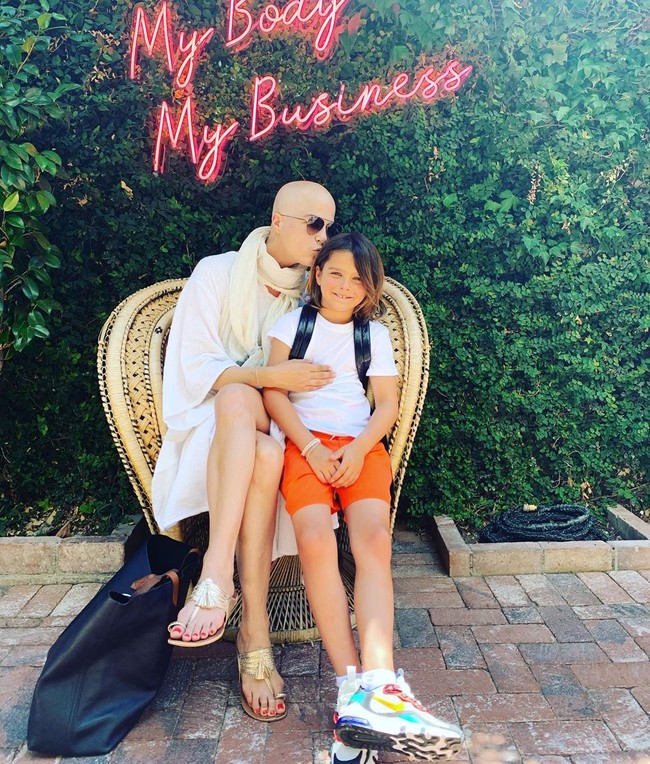 Orang yang menderita multiple sclerosis akan terganggu penglihatannya, mengalami otot kaku, sulit menyeimbangkan tubuh, kelelahan dan berbagai gejala lainnya. Kemoterapi dan obat dosis tinggi ada konsekuensinya. Saya perlu memulai terapi fisik dan harus sering bergerak. Itu akan menjadi lebih baik. Memulai memang sulit, ungkap Selma dalam Instagramnya.  Foto: Instagram