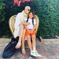 Orang yang menderita multiple sclerosis akan terganggu penglihatannya, mengalami otot kaku, sulit menyeimbangkan tubuh, kelelahan dan berbagai gejala lainnya. Kemoterapi dan obat dosis tinggi ada konsekuensinya. Saya perlu memulai terapi fisik dan harus sering bergerak. Itu akan menjadi lebih baik. Memulai memang sulit, ungkap Selma dalam Instagramnya.  Foto: Instagram