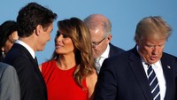 Di sebelah kanan Melania, berdiri PM Trudeau yang kebetulan tidak sedang didampingi istrinya, Sophie Gregoire Trudeau. Dalam momen itu, Melania tampak menyambut Trudeau dengan senyuman hangat. Foto: REUTERS/Carlos Barria