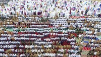 Ratusan umat Muslim menunaikan salat Istiqsa (minta hujan) di halaman Griya Agung, Palembang, Selasa (27/8/2019). 