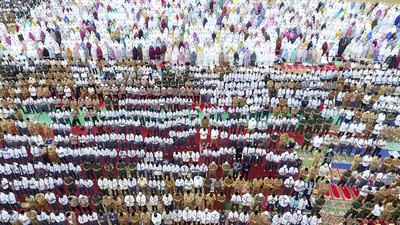 Ratusan Umat Muslim di Palembang Gelar Salat Minta Hujan