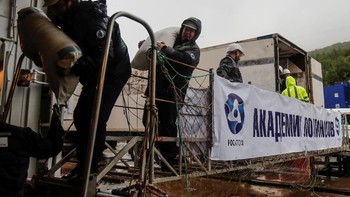 Para kru memasukkan perbekalan yang dibutuhkan selama masa pelayaran yang panjang. Foto: Reuters