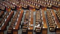 Berdasarkan catatan Kesetjenan DPR, dari total 560 anggota dewan, hanya 282 anggota yang hadir dalam rapat.