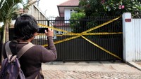 Penangkapan terhadap AK dan KV dipimpin langsung Kapolres Sukabumi AKBP Nasriadi bersama Kasatreskrim AKP Yadi Kusyadi di Jakarta, Senin (26/8/2019) siang. AK kepada polisi mengaku menyewa empat orang bertugas eksekutor untuk membunuh kedua korban.