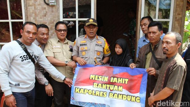 Keluarga Napiter yang Akan Ledakan GBLA Diberi Bantuan Mesin Jahit