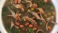 Cara penyajian bubur paddas langsung ditambahkan toppingnya sehingga ikan asin dan kacang jadi sedikit lembut. Tetapi itu justru yang bikin enak. Foto : Instagram @ayukmangan