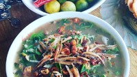 Sekilas mirip Tinotuan, bubur Manado, karena bubur paddas isiannya beragam sayuran. Daun pakis, daun bayam, jagung manis, tauge hingga jagung manis. Foto : Instagram @iamnezmokley