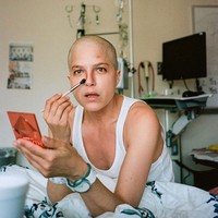 Seperti dalam postingannya di Instagram baru-baru ini. Selma tampak bermain-main dengan makeup. Dia terlihat mengenakan palette eyeshadow dari Huda Beauty.  Saya bermain dengan wig dan makeup dan kami tertawa dengan aplikasi contour yang mengebohkan. Bisa dilihat. Hari demi hari sama. Dan kemudian tertawa. Terimakasih para sahabat, begitu dalam keterangan fotonya.  Foto: Instagram